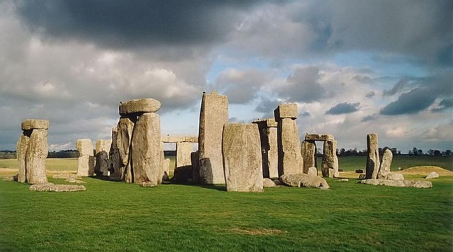 Zpráva o stonehenge v ruštině.  Stonehenge - nejzáhadnější památka v Anglii