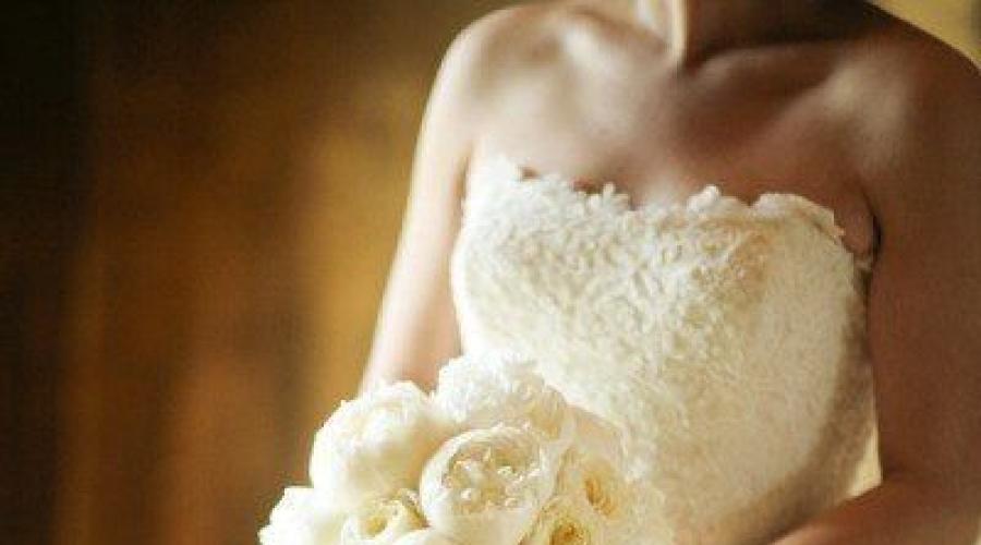 Букеты для невесты если платье не белое. Цвет айвори – отличное решение для свадебного платья