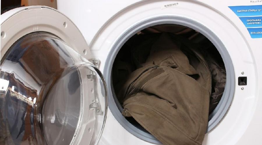 Je možné péřovou bundu prát v pračce.  Jak péřovou bundu prát v pračce, aby se chmýří neztratilo